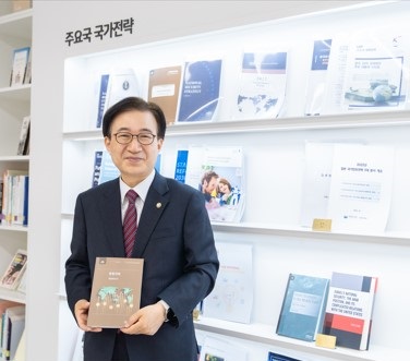 Chief Librarian Lee Myung Woo