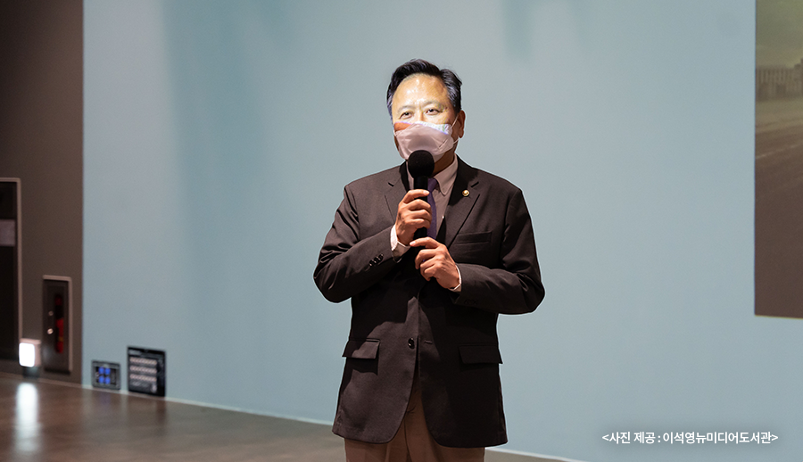 현진권 국회도서관장은 이제 도서관은 책을 소장하고 있는 장소의 개념에서 이용자가 즐길 수 있는 복합문화공간으로 변모하고 있는 가운데, 이석영뉴미디어도서관은 이러한 시대적 요구를 가장 잘 반영한 최적의 도서관으로 5000번째 협력 파트너가 되었다”면서 앞으로도 국회도서관은 다양한 콘셉트의 도서관과 상호협력하여 국민이 편히 즐길 수 있는 복합문화공간으로 만들어가겠다고 말했습니다.