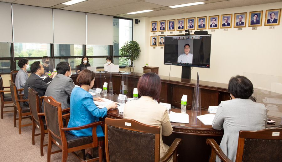 ‘충남대학교 문헌정보학과 교수 곽승진 위원은 디지털 시대의 도서관 서비스 발전방향에 대해 국회도서관에 메타버스(metaverse)를 적극 도입하여 대학도서관과 공공도서관의 선도적 모델이 될 수 있도록 추진할 필요가 있다고 말했습니다.