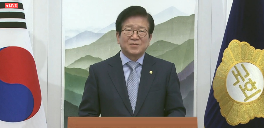 박병석 국회의장은 포럼 개최를 축하하며  “세계와 소통하기 위해서는 수준 높은 통번역 서비스가 바탕이 돼야 하며, 이번 포럼이 통번역 제도와 시스템을 한 단계 높이는 유익한 토론의 장이 되기를 기대한다”고 전했습니다.