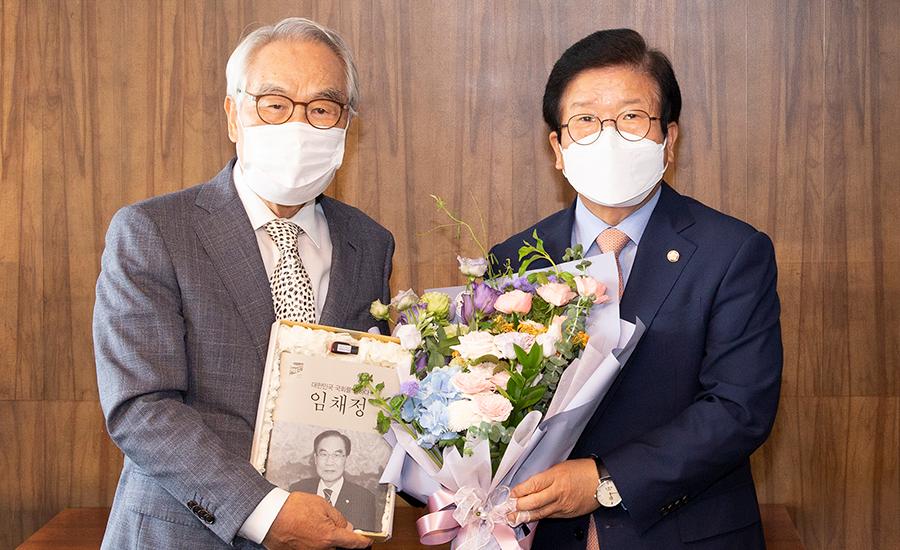 임채정 전 국회의장은 대학 시절부터 민주화 운동을 활발히 전개했으며, 두 번의 투옥 생활 등 많은 고초를 겪었습니다. 제13대 대통령선거에서 군정 종식이 실패함에 따라, 제도 정치권과 결합해 민주화를 실현하고자 하는 이상을 갖고 제14대 국회에 등원했습니다. 이후 제17대 후반기 국회의장으로 정치 활동을 마무리하기까지 임채정 의장의 민주화에 대한 열정과 대화와 타협의 정치 실현을 위한 노력을 구술집에서 확인할 수 있습니다. 