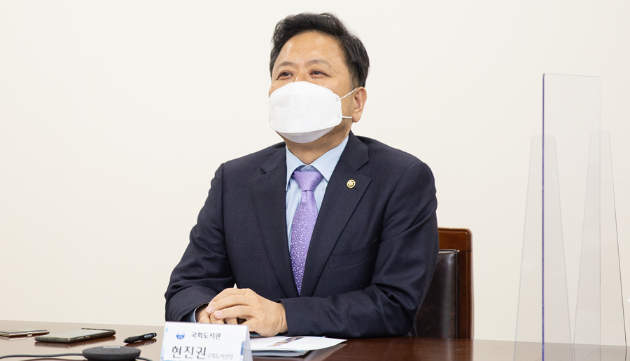 현진권 국회도서관장은 인공지능 기술이 비약적으로 발전하면서 메타버스 산업도 폭넓게 확장되고 있다면서 우리 일상에 스며들고 있는 아바타나 가상인간과 같은 새로운 디지털 문화에 빠르게 적응하고, 이러한 새로운 기회를 어떻게 잘 활용할지 함께 고민해야 할 것이라고 밝혔습니다.